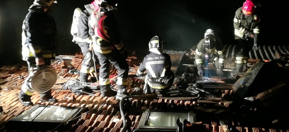 Paura a Sopramonte, in fiamme il tetto di un'abitazione